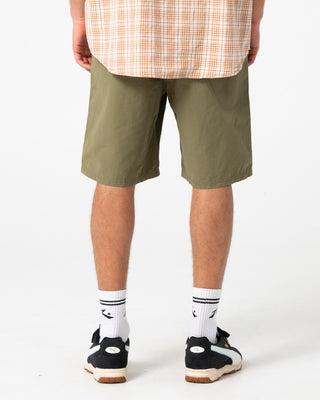 Man wearing Vapor Elastic Short in Savanna