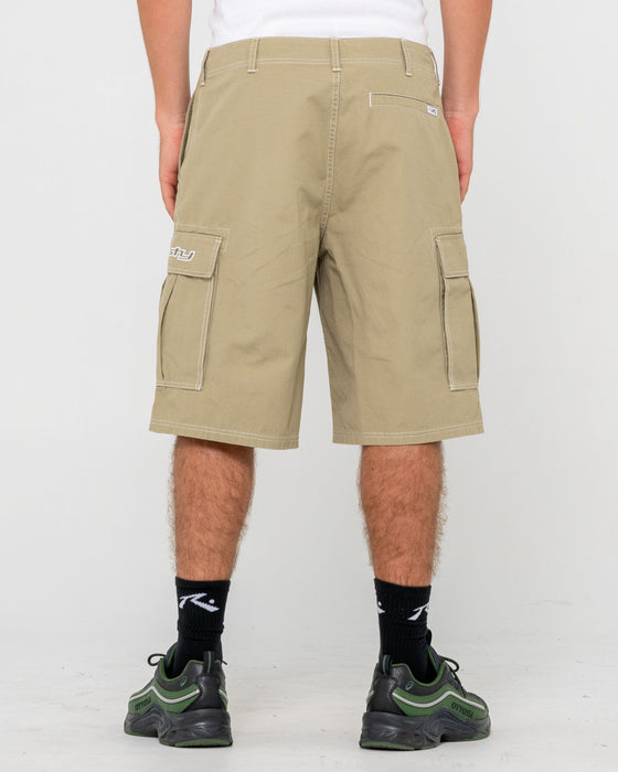 man-wearing-commando-rippa-cargo-short-in-putty