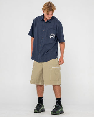 man-wearing-commando-rippa-cargo-short-in-putty