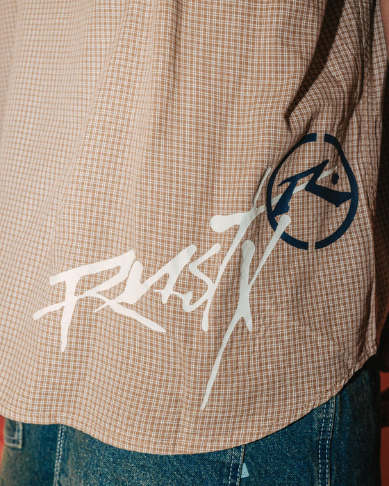 man-wearing-hoodus-check-short-sleeve-shirt-in-tobacco