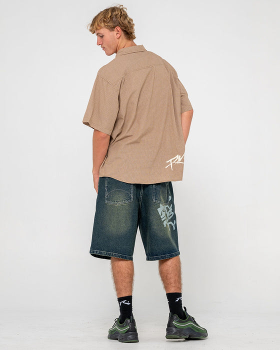 man-wearing-hoodus-check-short-sleeve-shirt-in-tobacco