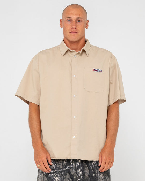 man-wearing-northpoint-short-sleeve-shirt-in-oatmeal