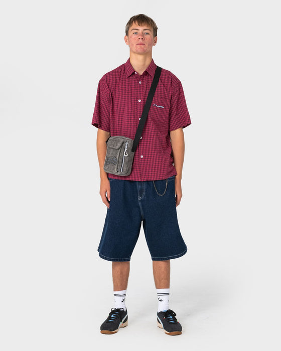mens-streamline-sling-bag-in-carbon