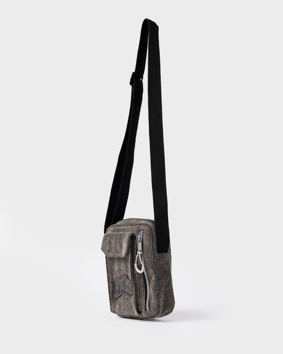 mens-streamline-sling-bag-in-carbon