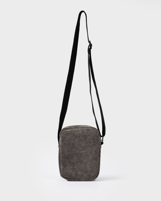 mens-streamline-sling-bag-in-carbon