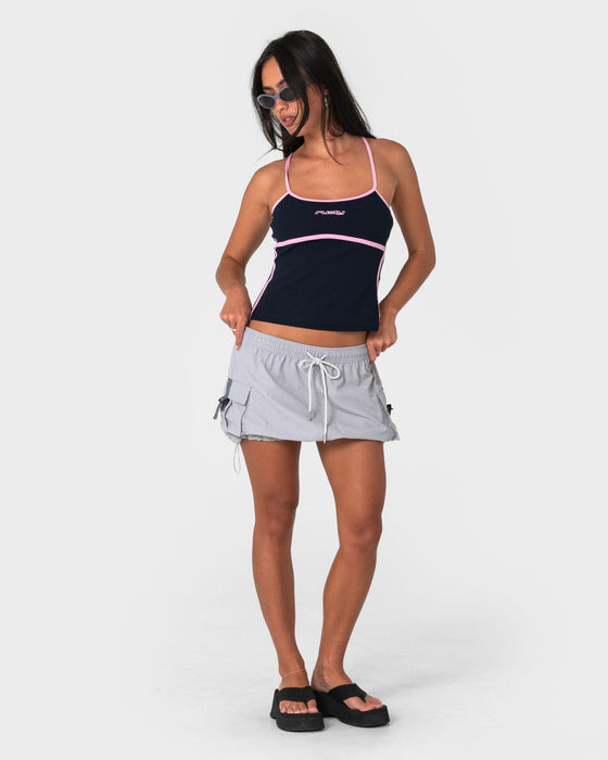 woman-wearing-freo-king-fitted-top-in-navy-blue-pink
