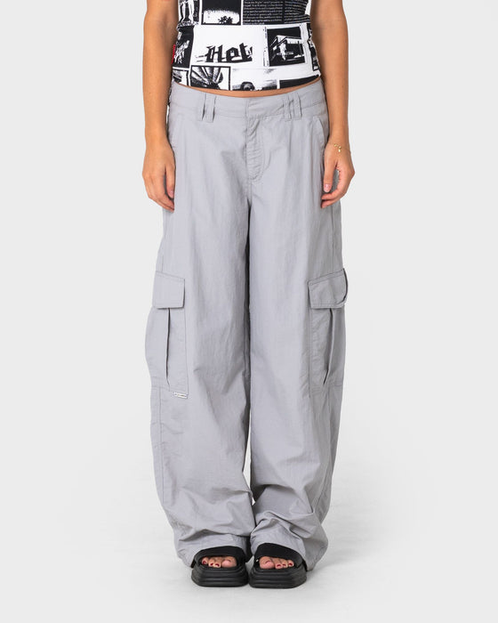 woman-wearing-melrose-loose-low-rise-cargo-pant-in-ultimate-grey