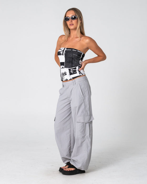 woman-wearing-melrose-loose-low-rise-cargo-pant-in-ultimate-grey
