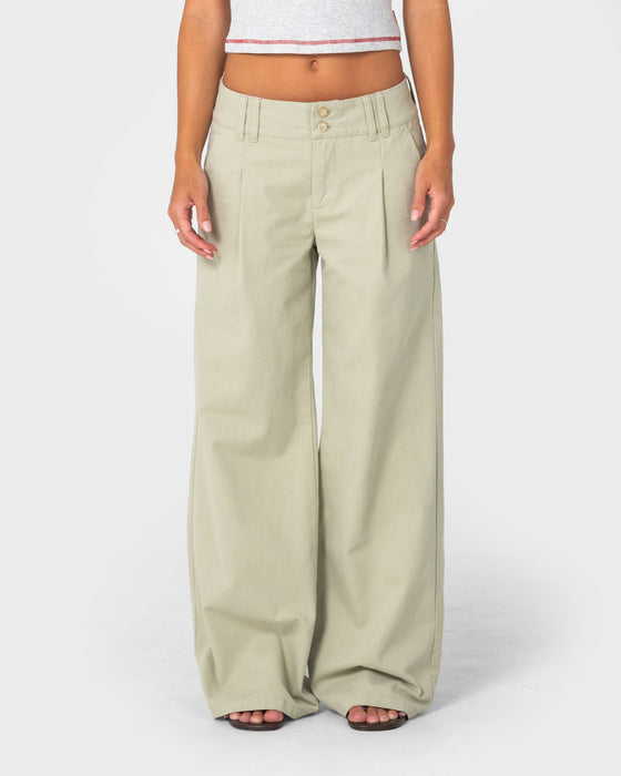 woman-wearing-beverley-low-rise-pant-in-eucalyptus