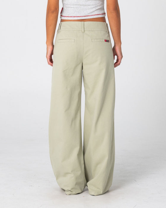 woman-wearing-beverley-low-rise-pant-in-eucalyptus