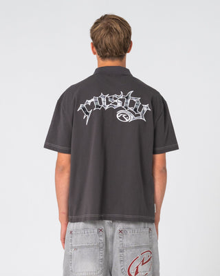 Man wearing Cleetus Short Sleeve Polo in Carbon