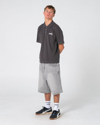 Man wearing Cleetus Short Sleeve Polo in Carbon