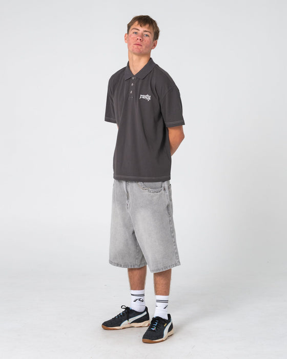 man-wearing-cleetus-short-sleeve-polo-in-carbon