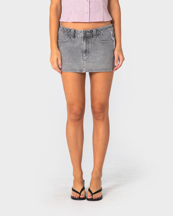 woman-wearing-flip-mommy-low-rise-mini-denim-skirt-2-0-in-london-summer-baby-pink