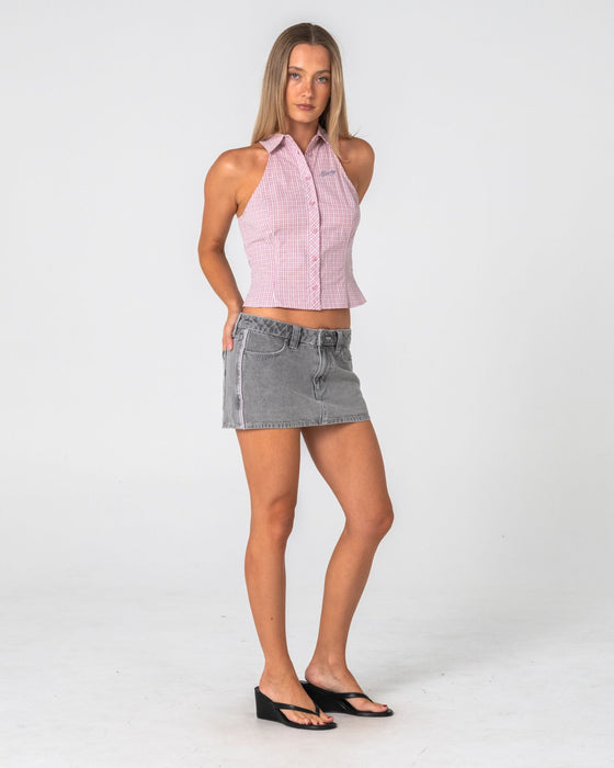 woman-wearing-flip-mommy-low-rise-mini-denim-skirt-2-0-in-london-summer-baby-pink