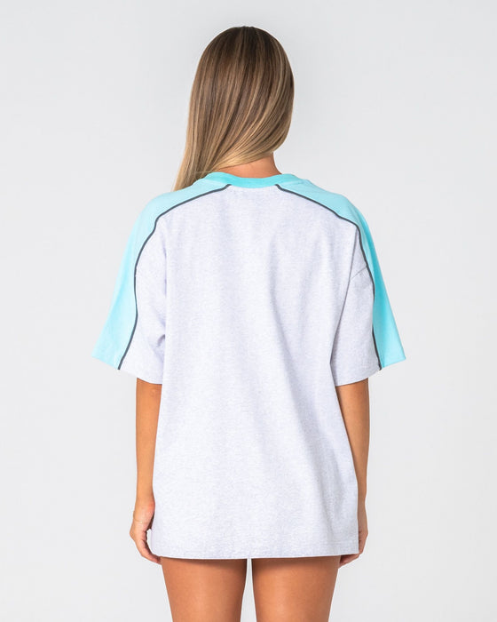 woman-wearing-timmy-target-220-oversize-tee-in-ecru-marle-aqua