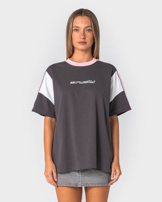 Woman wearing New Break 220 Oversize Tee in Carbon