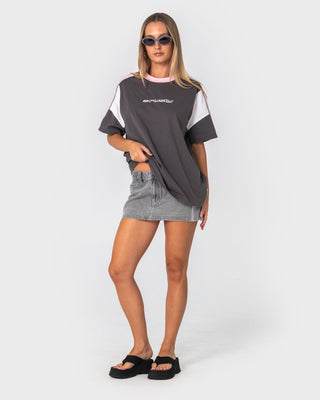 Woman wearing New Break 220 Oversize Tee in Carbon
