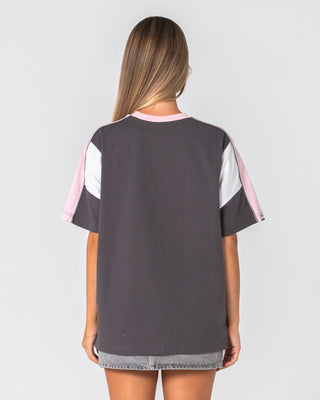 Woman wearing New Break 220 Oversize Tee in Carbon