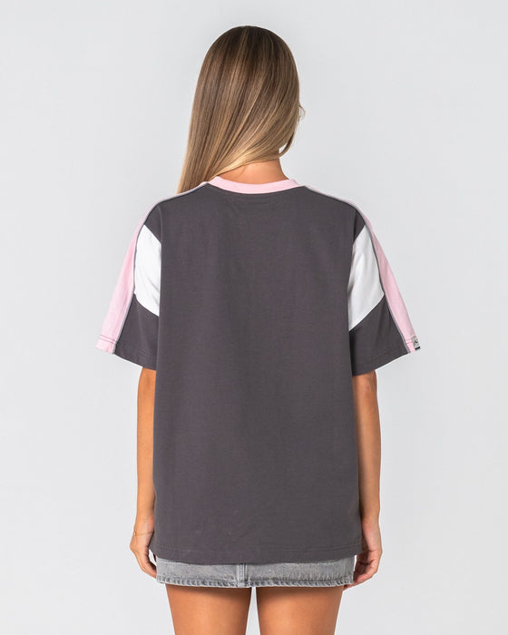 woman-wearing-new-break-220-oversize-tee-in-carbon