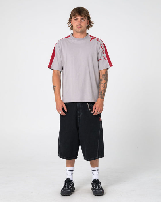 man-wearing-lost-it-short-sleeve-tee-in-stone-grey
