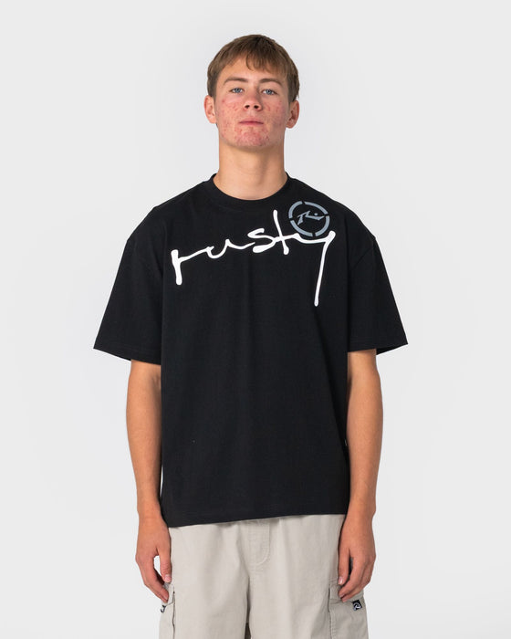 man-wearing-kurban-sprawl-short-sleeve-tee-in-black