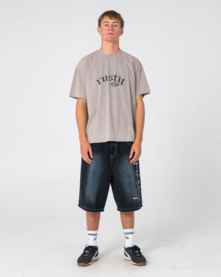 Man wearing Monty 2.0 Short Sleeve Tee in Washed Grey