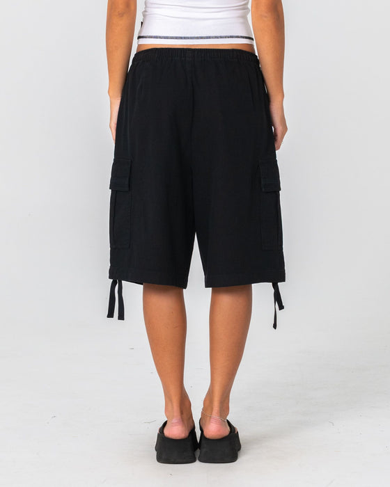 woman-wearing-river-low-rise-baggy-cargo-short-in-washed-black