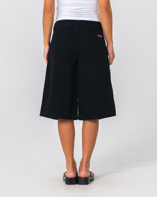 Woman wearing Larry Low Rise Relaxed Jort in Black
