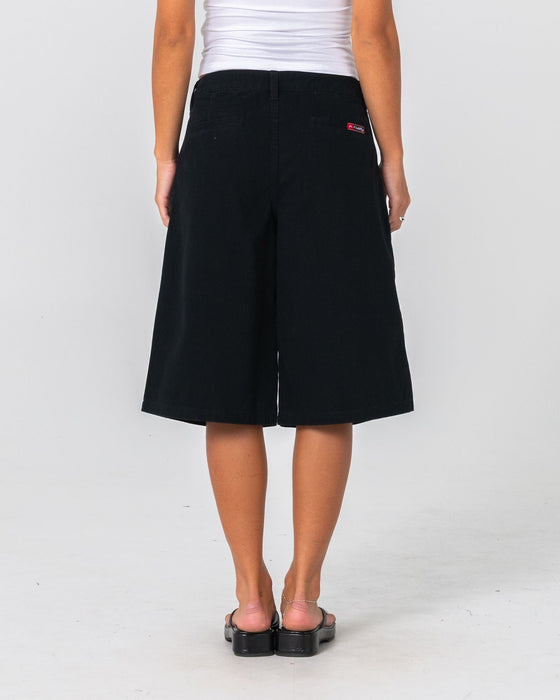 woman-wearing-larry-low-rise-relaxed-jort-in-black