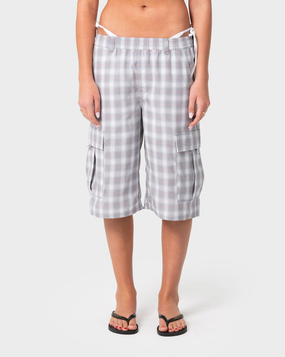 woman-wearing-ms-screw-elastic-cargo-short-in-stone-grey