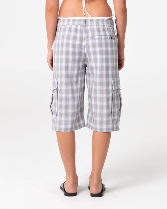 woman-wearing-ms-screw-elastic-cargo-short-in-stone-grey