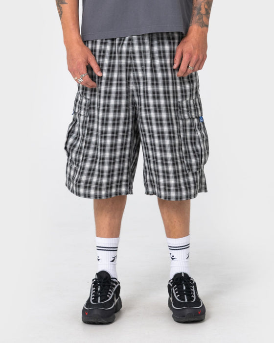 man-wearing-screwdriva-elastic-cargo-short-in-black