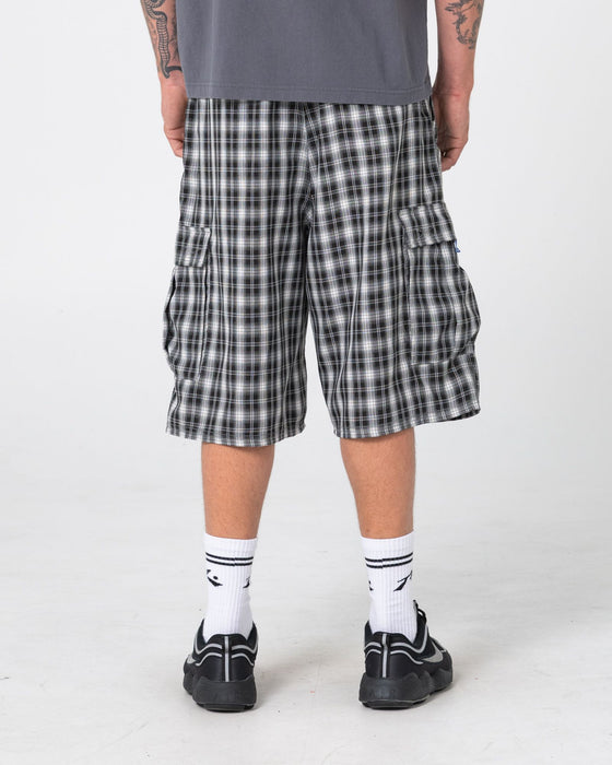 man-wearing-screwdriva-elastic-cargo-short-in-black