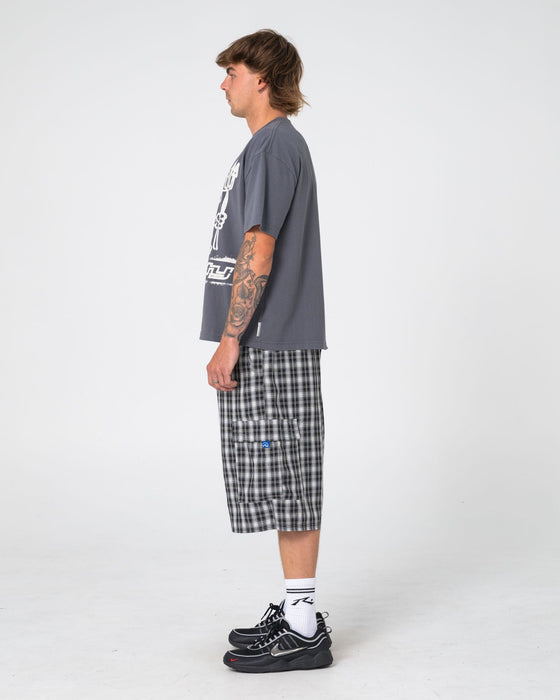 man-wearing-screwdriva-elastic-cargo-short-in-black