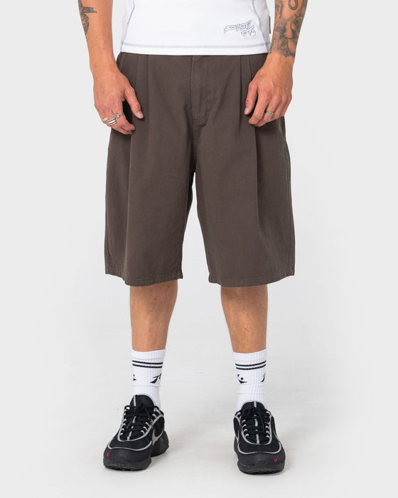 man-wearing-enigma-pleated-short-in-seaweed