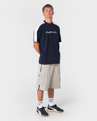 Man wearing 8-ball Elastic Cargo Short in Stone Grey
