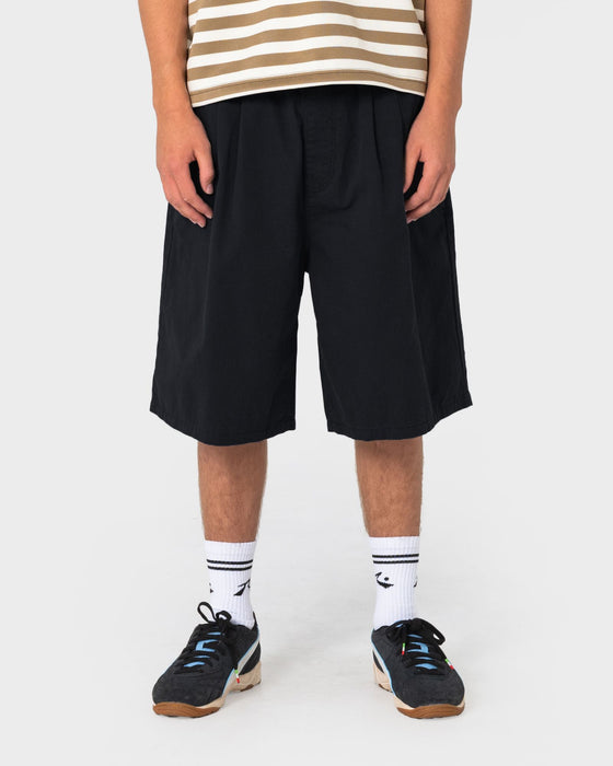 man-wearing-banshee-elastic-pleated-short-in-black