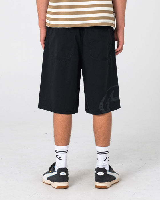 man-wearing-banshee-elastic-pleated-short-in-black