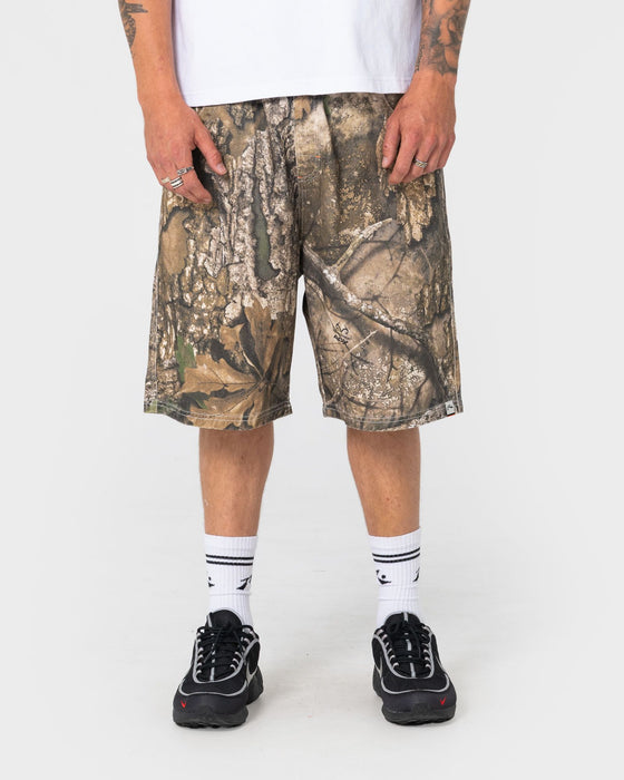 man-wearing-realtree-flip-daddy-elastic-short-in-realtree-apx