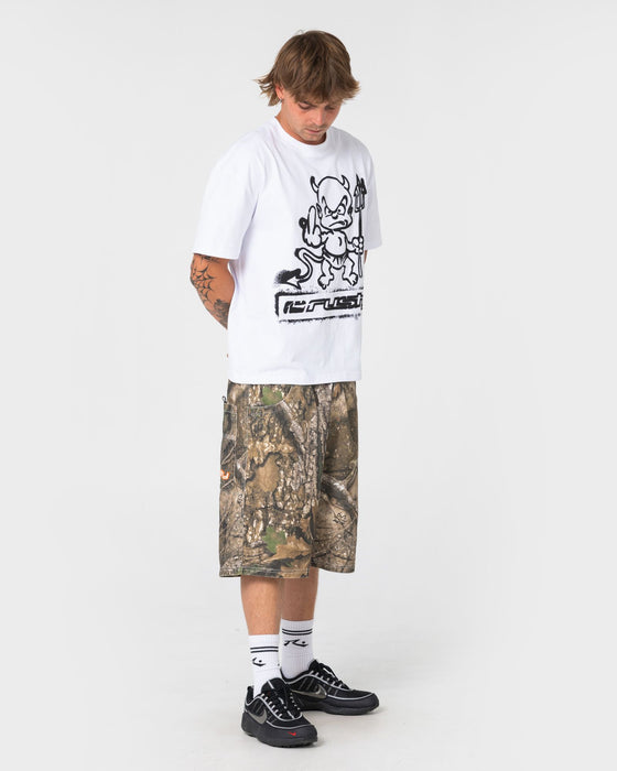 man-wearing-realtree-flip-daddy-elastic-short-in-realtree-apx