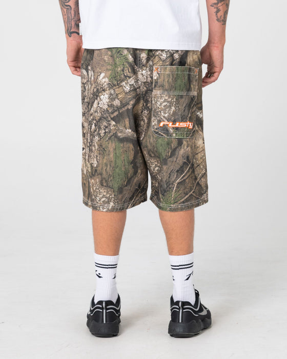 man-wearing-realtree-flip-daddy-elastic-short-in-realtree-apx
