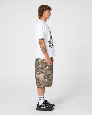 Man wearing Realtree Flip Daddy Elastic Short in Realtree Apx