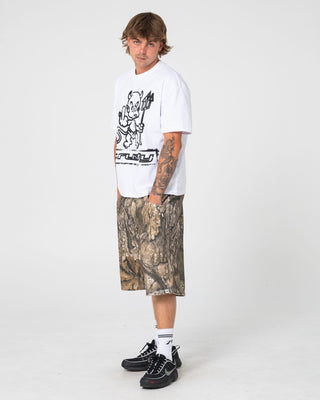 Man wearing Realtree Flip Daddy Elastic Short in Realtree Apx