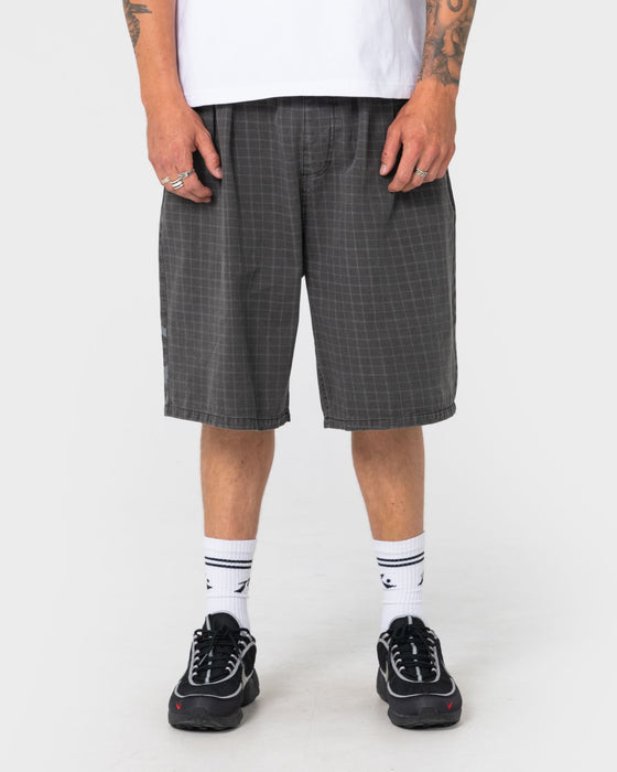 man-wearing-banshee-yard-elastic-pleated-short-in-black