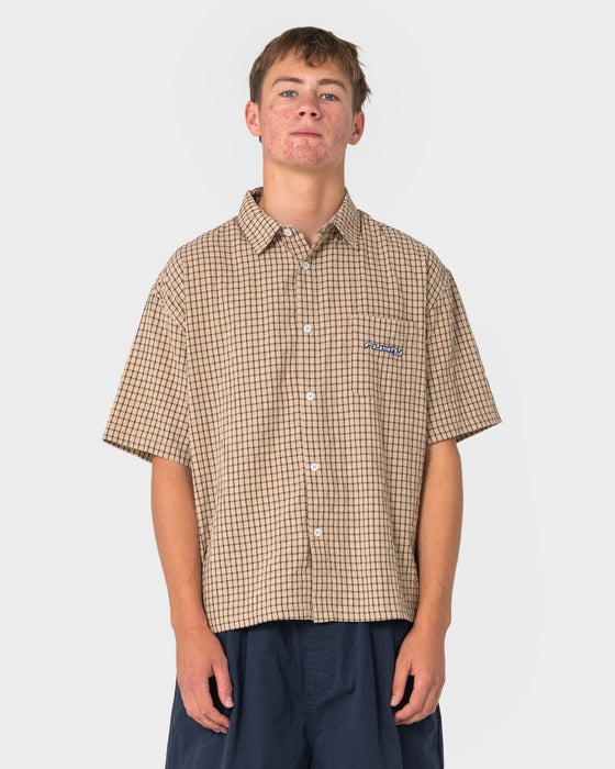 man-wearing-defender-dennis-short-sleeve-shirt-in-mushroom