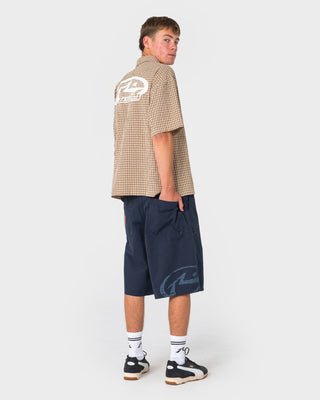 Man wearing Defender Dennis Short Sleeve Shirt in Mushroom