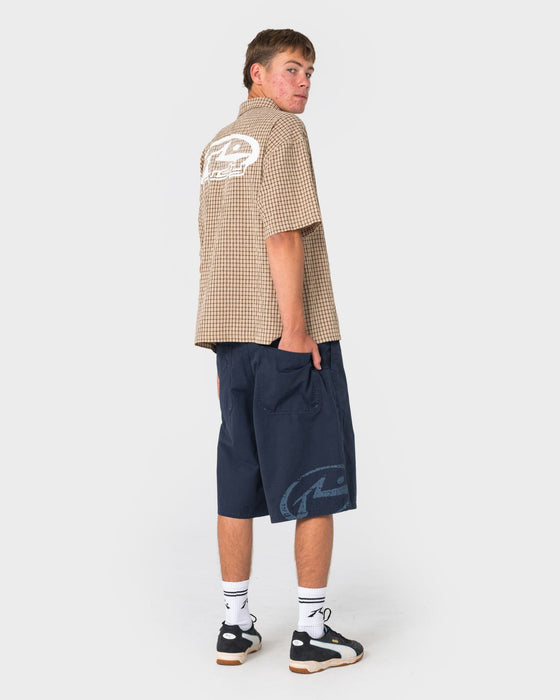 man-wearing-defender-dennis-short-sleeve-shirt-in-mushroom