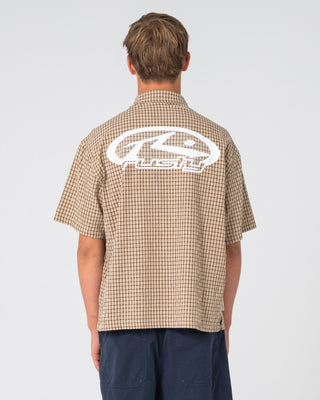 Man wearing Defender Dennis Short Sleeve Shirt in Mushroom