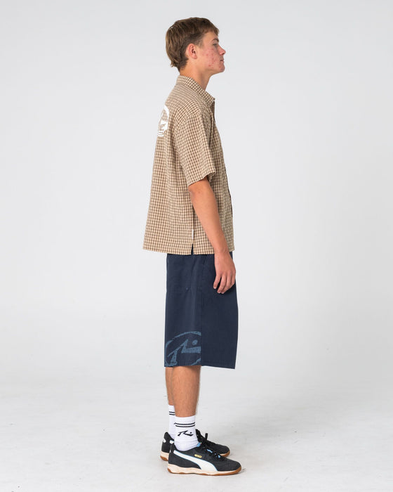 man-wearing-defender-dennis-short-sleeve-shirt-in-mushroom